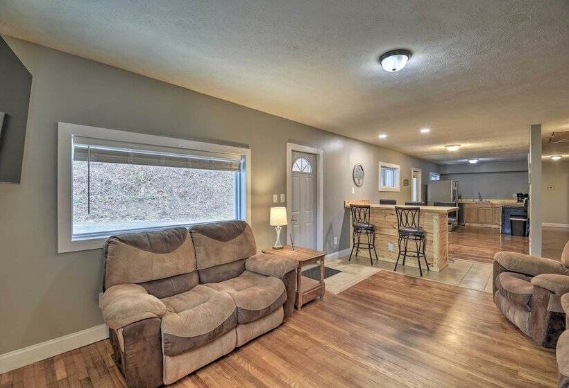 Mullens Cabin W/ Gas Grill & Mountain Views!