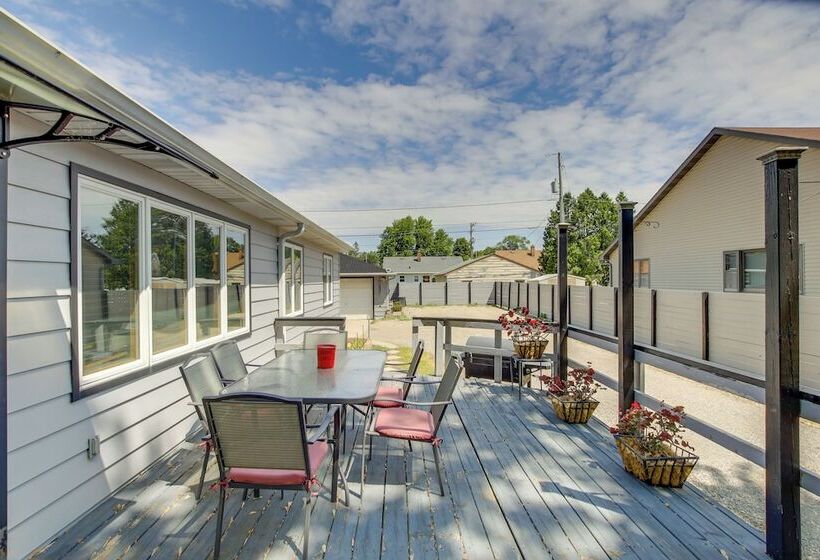 Neenah Home W/ Deck: Near Lake Winnebago