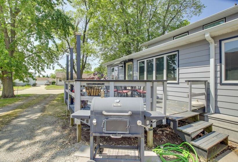 Neenah Home W/ Deck: Near Lake Winnebago