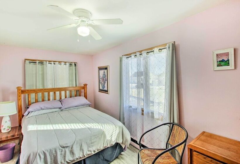 Neenah Home W/ Deck: Near Lake Winnebago