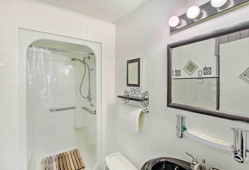 Neenah Home W/ Deck: Near Lake Winnebago