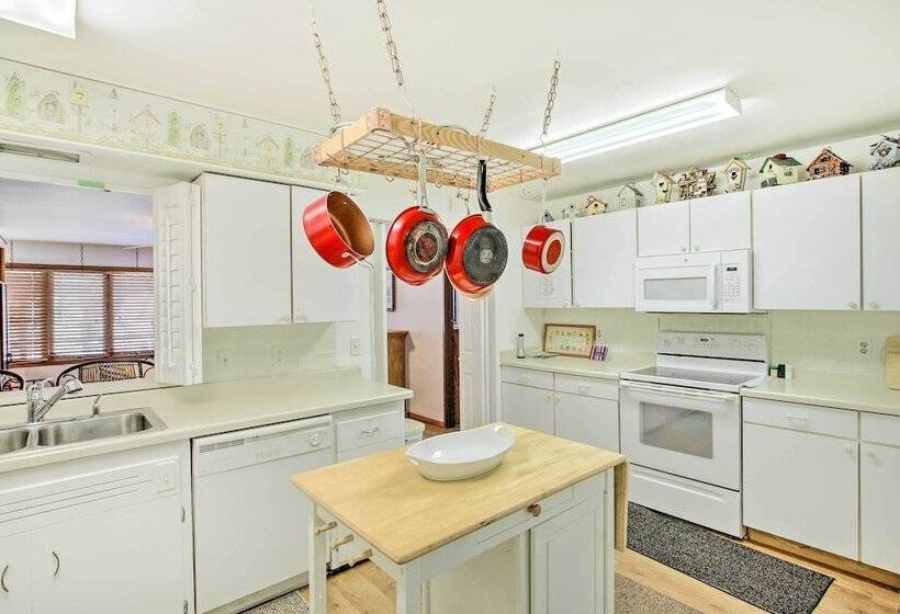 Neenah Home W/ Deck: Near Lake Winnebago