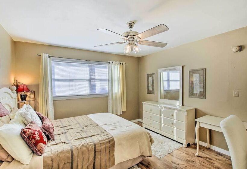 Neenah Home W/ Deck: Near Lake Winnebago