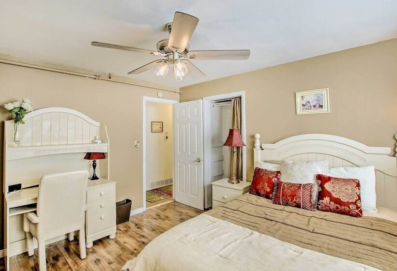 Neenah Home W/ Deck: Near Lake Winnebago