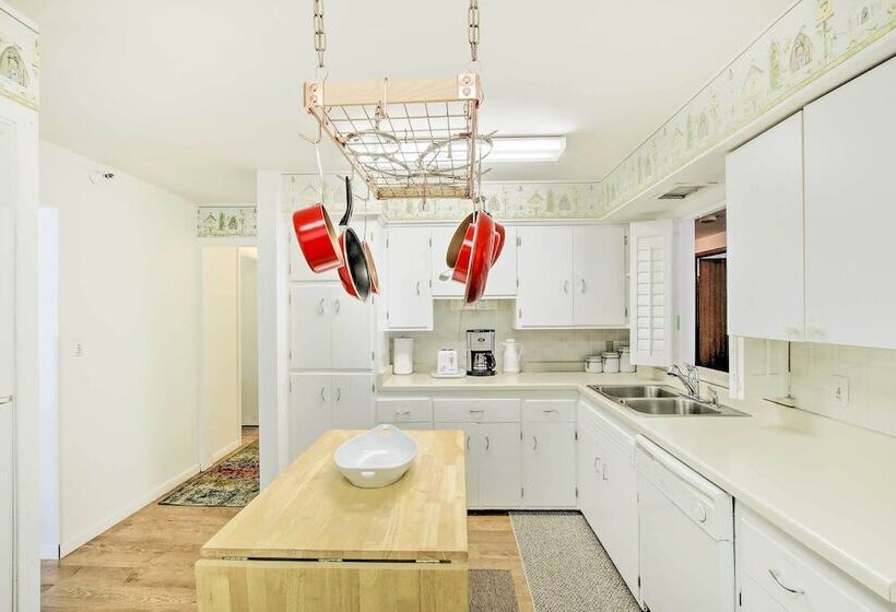 Neenah Home W/ Deck: Near Lake Winnebago