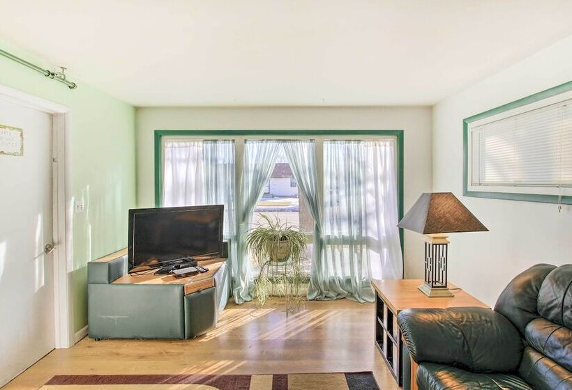 Neenah Home W/ Deck: Near Lake Winnebago