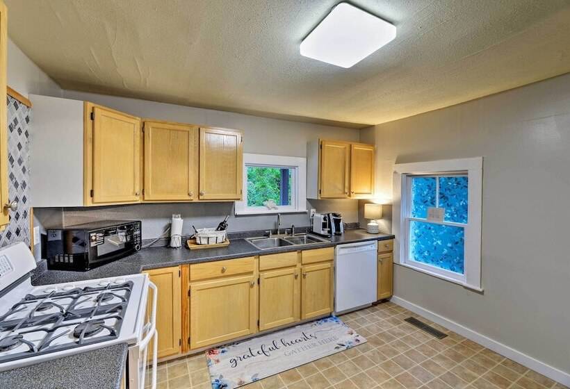 New Bern Home W/yard, Grill+walkable Location