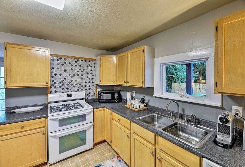 New Bern Home W/yard, Grill+walkable Location