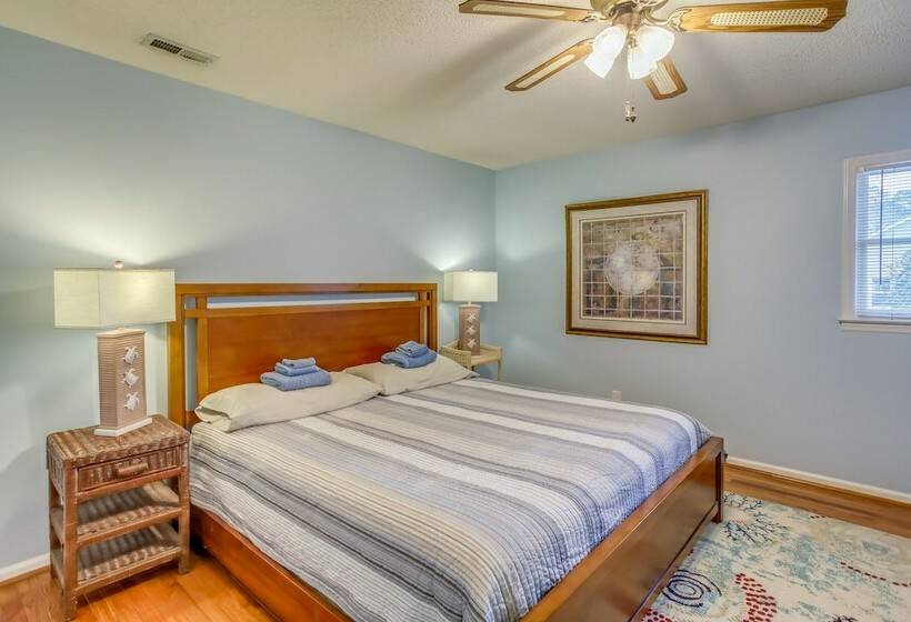 Oak Island Vacation Rental: Close To Beach