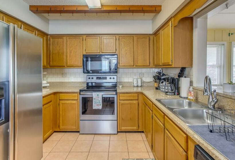 Oak Island Vacation Rental: Close To Beach