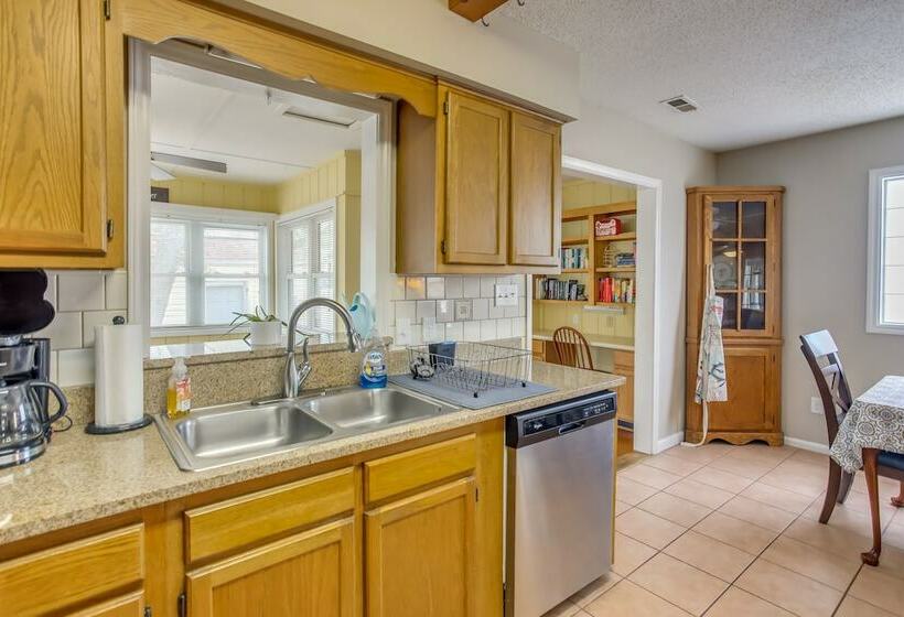 Oak Island Vacation Rental: Close To Beach