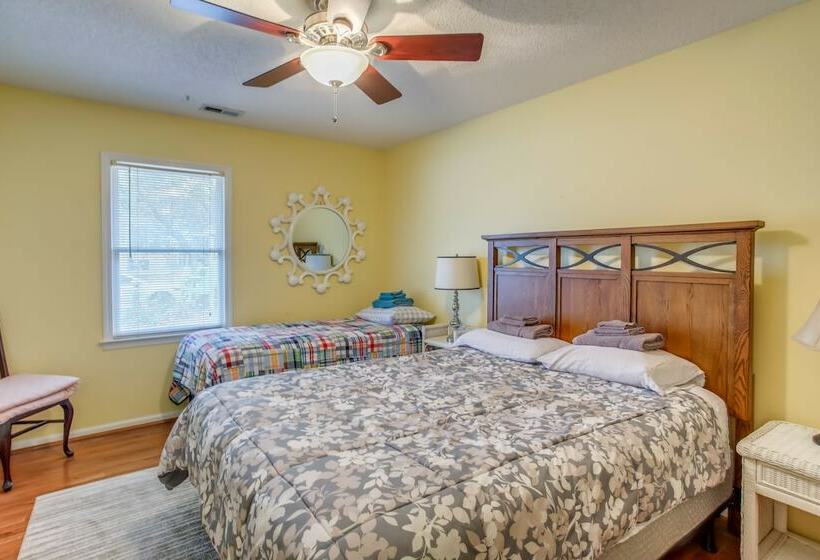 Oak Island Vacation Rental: Close To Beach