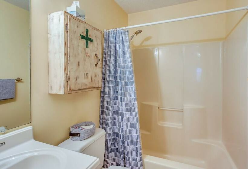 Oak Island Vacation Rental: Close To Beach