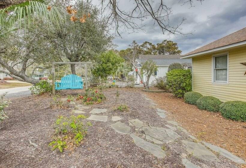 Oak Island Vacation Rental: Close To Beach