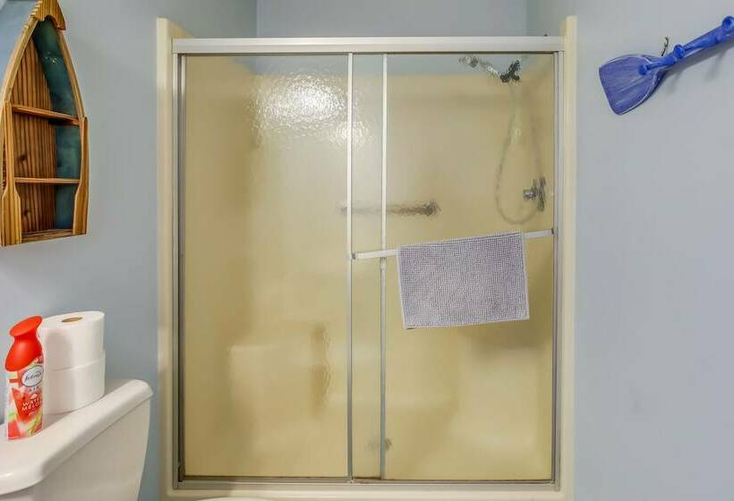 Oak Island Vacation Rental: Close To Beach