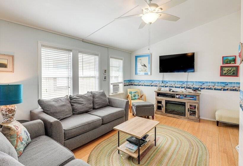 Oceanfront Gem W/ Rooftop Deck: Steps To Sand