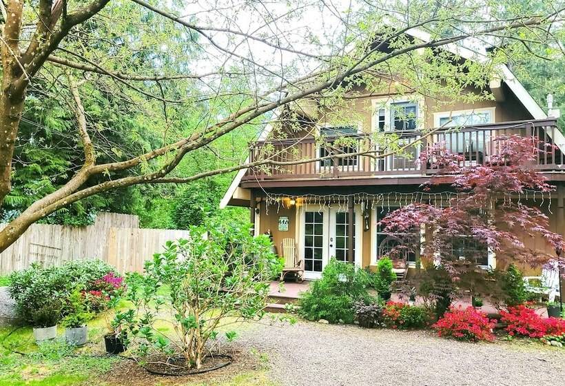 Owls Nest   Cozy Cabin W/ Hot Tub & Fireplace!