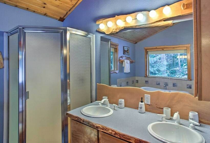 Packwood Cabin Retreat W/ Private Hot Tub!