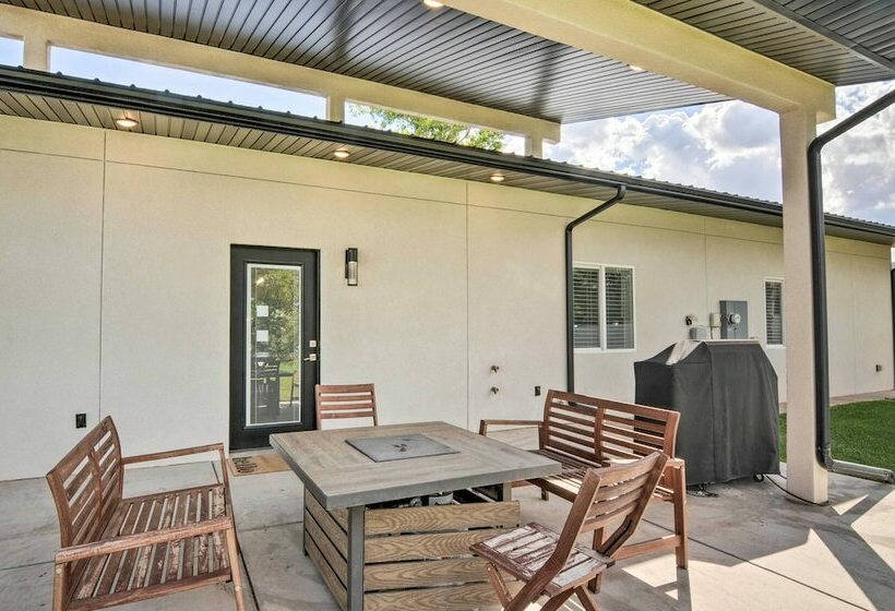 Parowan Retreat W/ Swim Spa & Tesla Charger!