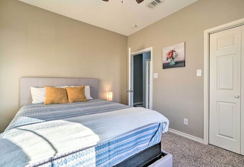 Peaceful Atascosa Home W/ Balcony & Deck!