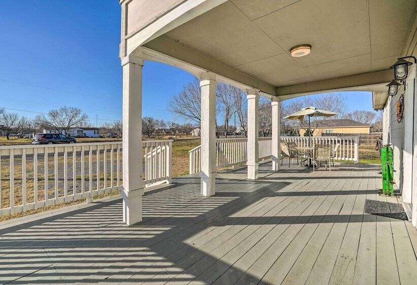 Peaceful Atascosa Home W/ Balcony & Deck!