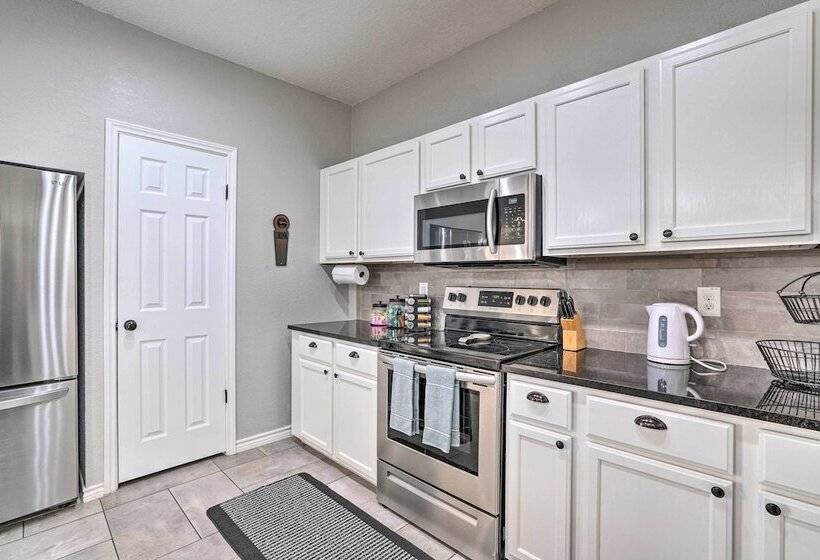 Peaceful Atascosa Home W/ Balcony & Deck!