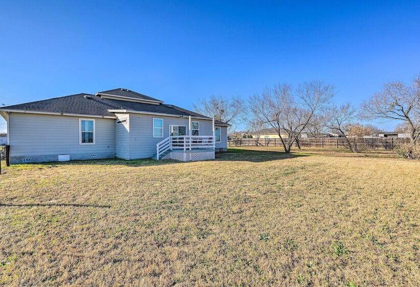Peaceful Atascosa Home W/ Balcony & Deck!