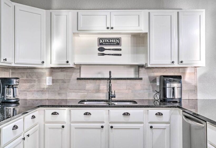 Peaceful Atascosa Home W/ Balcony & Deck!