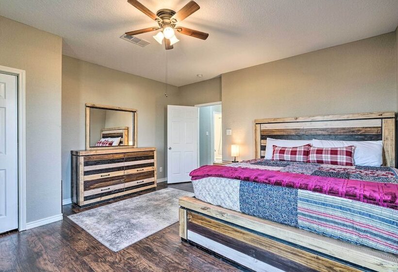 Peaceful Atascosa Home W/ Balcony & Deck!