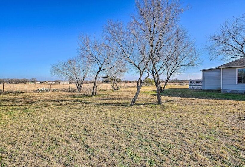 Peaceful Atascosa Home W/ Balcony & Deck!