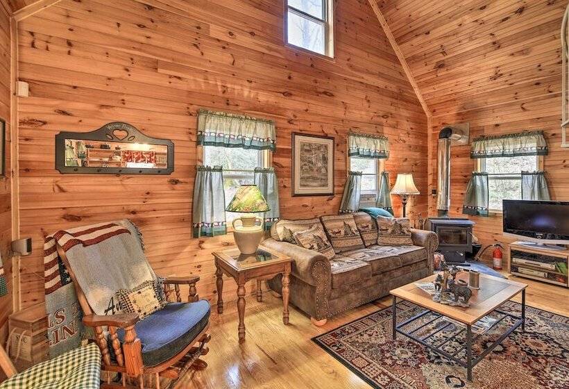 Peaceful Mountain City Cabin W/ Porch & Fire Pit