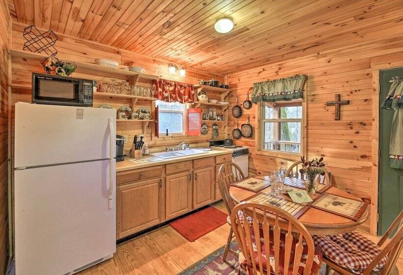 Peaceful Mountain City Cabin W/ Porch & Fire Pit
