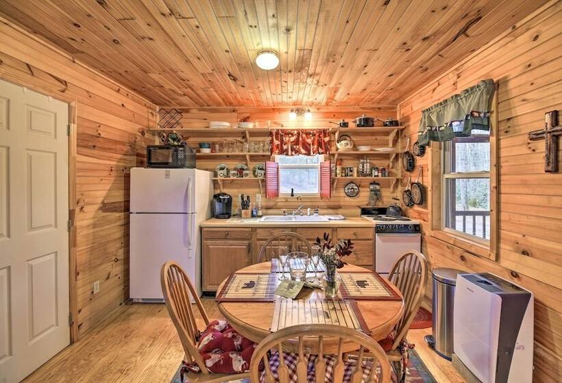 Peaceful Mountain City Cabin W/ Porch & Fire Pit