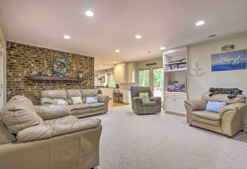 Peaceful Durham Retreat On Pond With Huge Deck!