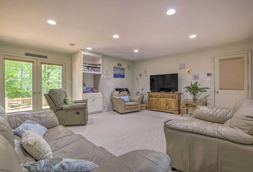 Peaceful Durham Retreat On Pond With Huge Deck!