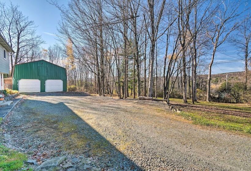 Peaceful Horseheads Hideaway W/ Deck & Yard!