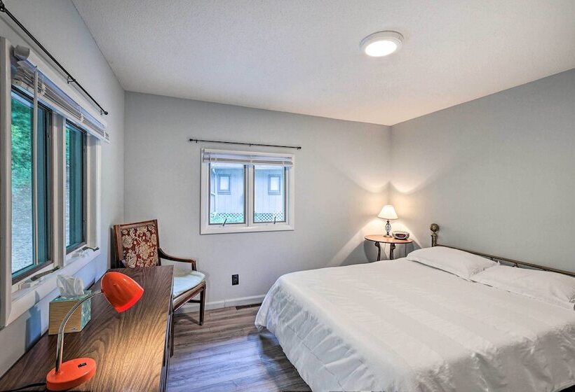 Peaceful Roan Mountain Escape: On Site Creek!