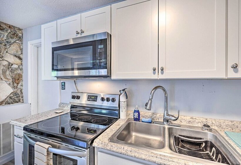 Peaceful Roan Mountain Escape: On Site Creek!