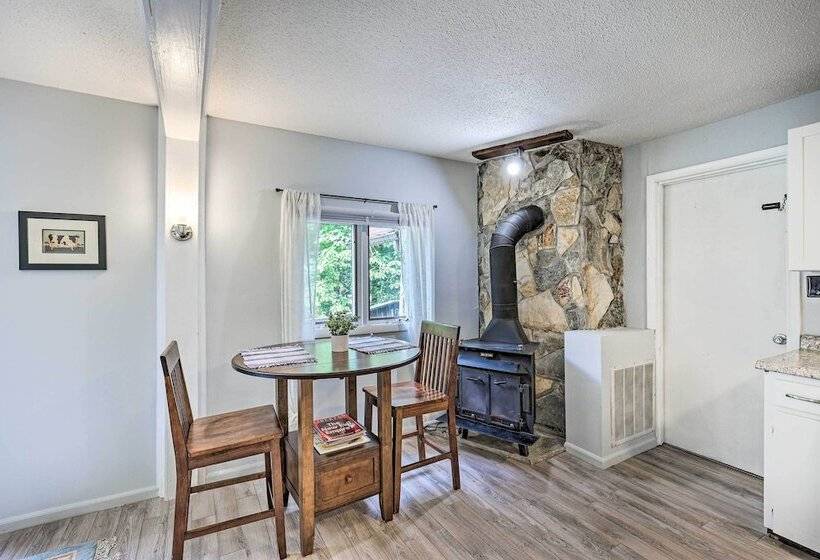 Peaceful Roan Mountain Escape: On Site Creek!