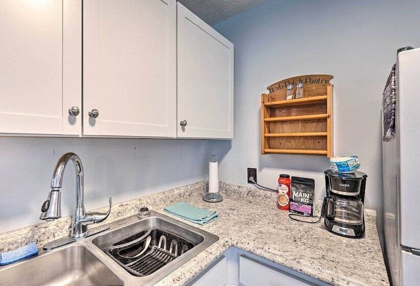 Peaceful Roan Mountain Escape: On Site Creek!