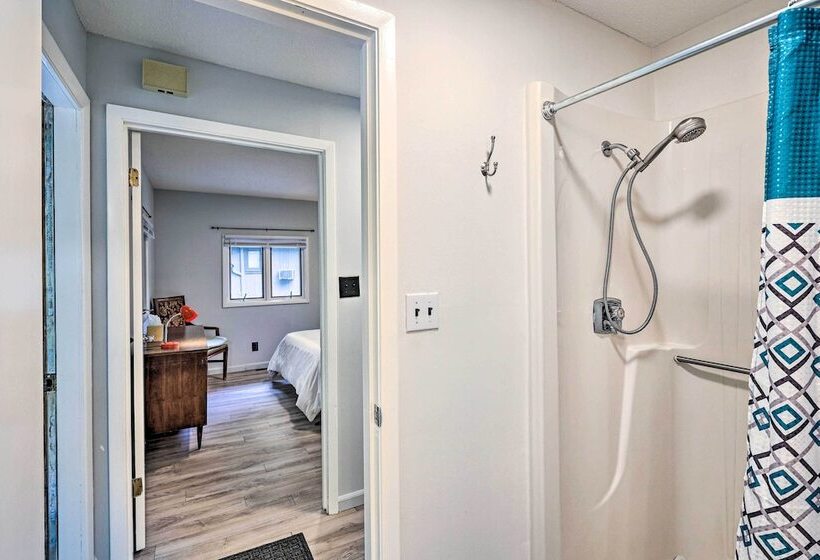 Peaceful Roan Mountain Escape: On Site Creek!