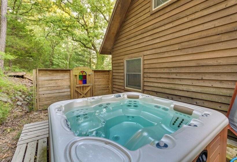 Peaceful Russellville Cabin Close To Lakes!