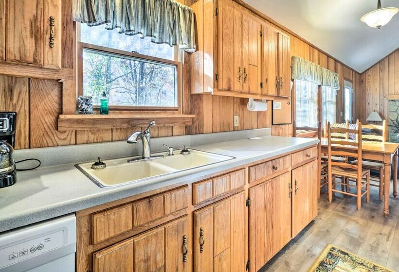Peaceful Sevierville Cabin W/ Hot Tub & Fire Pit!