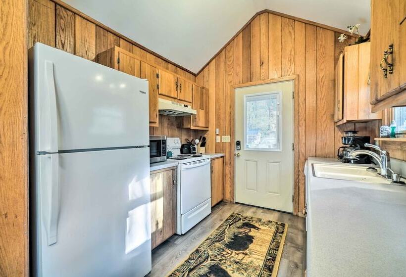 Peaceful Sevierville Cabin W/ Hot Tub & Fire Pit!