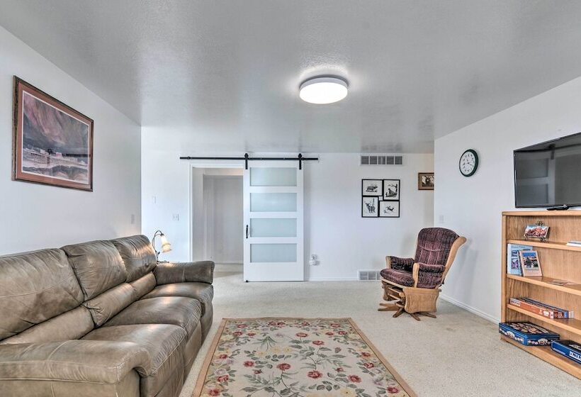 Pet Friendly Aurora House W/ Mountain Views!