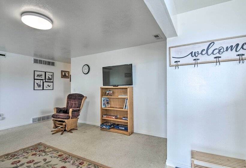 Pet Friendly Aurora House W/ Mountain Views!