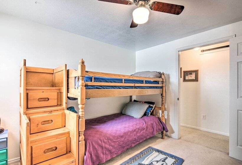 Pet Friendly Aurora House W/ Mountain Views!