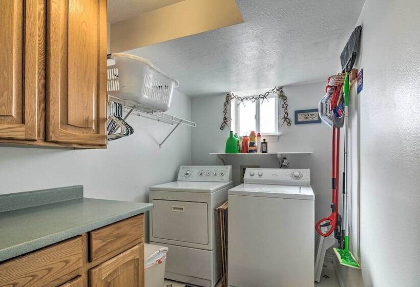 Pet Friendly Aurora House W/ Mountain Views!