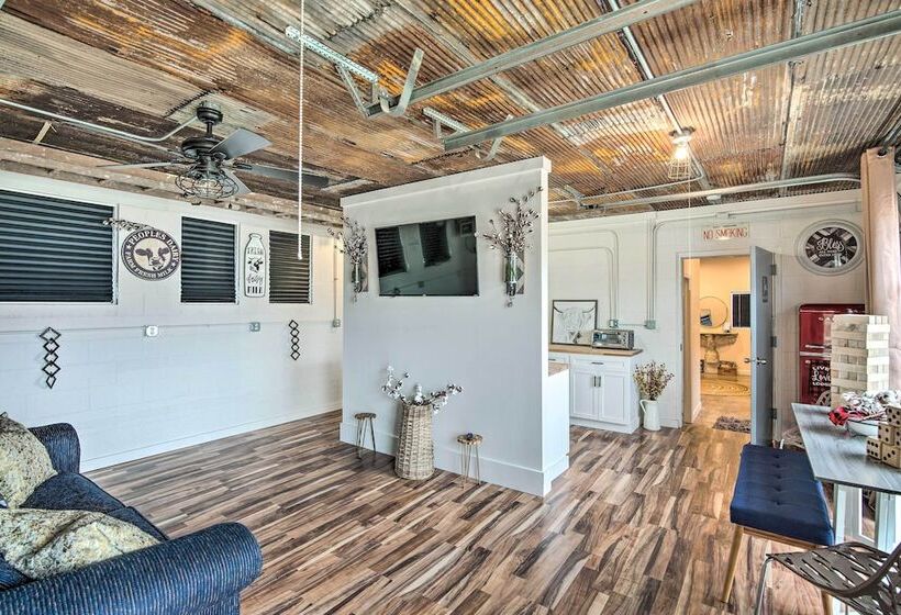 Pet Friendly  Milk Barn Cottage  On 15 Acres!