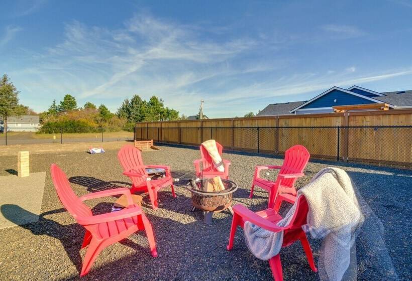 Pet Friendly Retreat W/ Fenced Yard, Walk To Beach